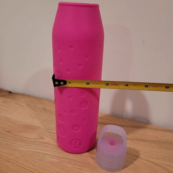 Lululemon pink silicone water bottle sleeve with matching lid - Picture 7 of 9